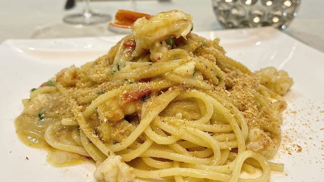 Nido di gabbiano, spaghetti con battuta di gambero e mollica tostata - Da Pippo Lupo di Mare