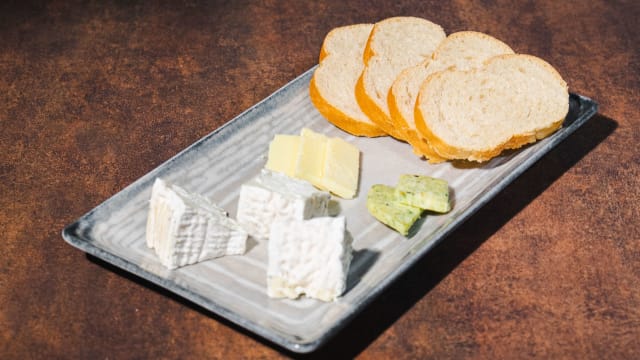 Couronne cendrée con pane caldo beurre salé - Stappiamo | Wine, Food, Drink, Modena