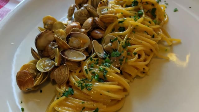 Spaghetti con Le Vongole - Trattoria 52