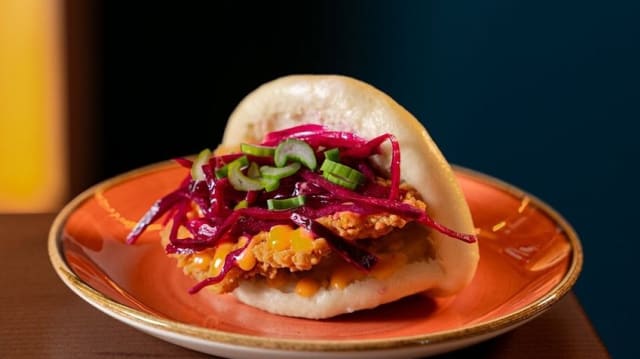 Pane bao con pollo croccante - Sensi Di Vino, Polignano A Mare