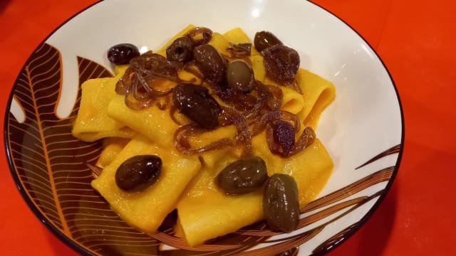 Paccheri con vellutata di carote, cipolla caramellata e olive nere piatto vegano  - Secondo Tempo