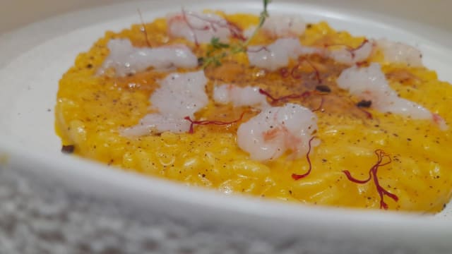 risotto allo zafferano con polvere di liqurizia e carpaccio di scampi - Riontino, Margherita Di Savoia