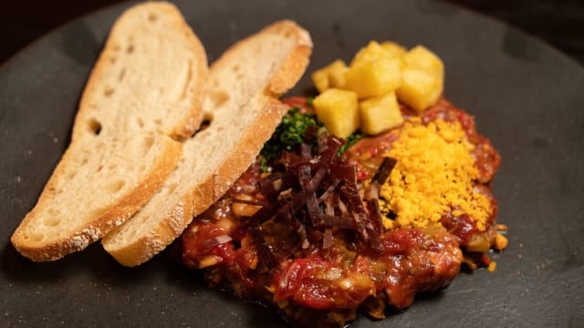 Steak tartar con patatinas fritas y sus tostaditas - La Fonda Lironda, Madrid