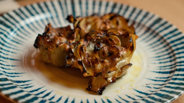 Alcachofa de Tudela a la parrilla con el mejor aceite de oliva crudo y escamas de sal - La Fonda Lironda, Madrid