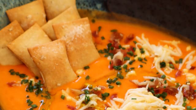 Salmorejo muy cremoso con regañás y huevo cocido - La Fonda Lironda, Madrid