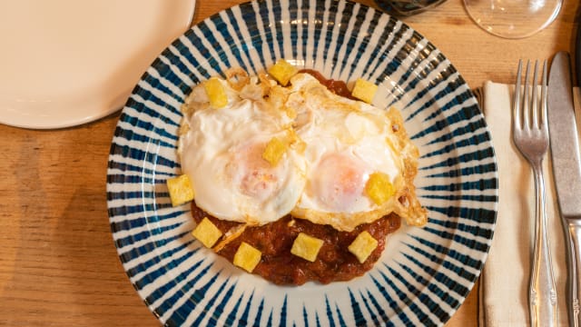 Dos huevos fritos con pisto a la brasa - La Fonda Lironda, Madrid