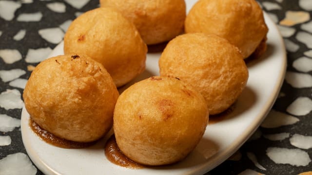 Buñuelos cremosos de queso manchego con dulce de manzana - La Fonda Lironda, Madrid