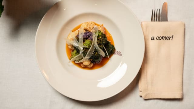 Verduras de otoño crujientes con emulsión de pimentón y queso viejo - La Fonda Lironda