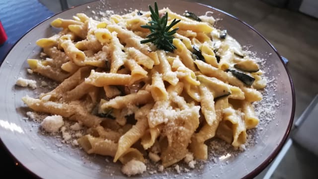 Pennette Con Salsa Arrabbiata - Locanda degli Artisti