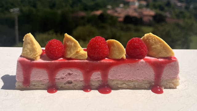 Semifreddo di lampone su morbido di mandorla e mango - Ristorante Collina