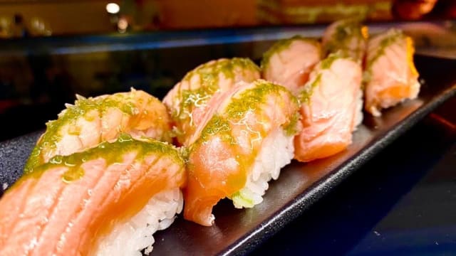 8 nigiri flambe al basilico - Sushi&Sound, Milan