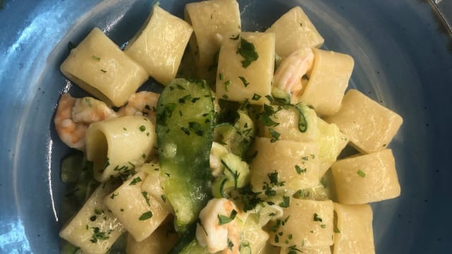 Pasta zucchine e gamberetti - Fish and Beach