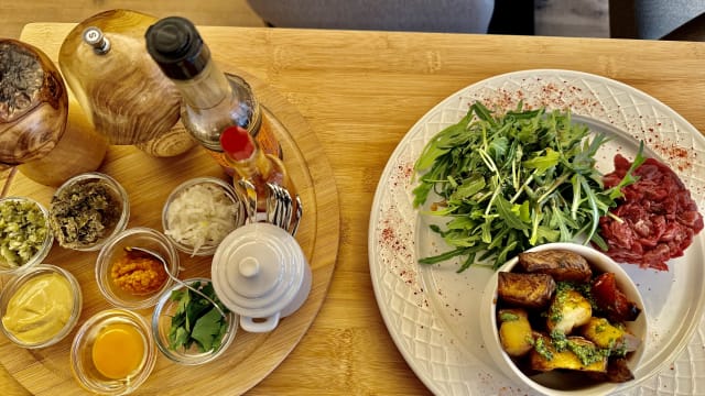 Tartare de bœuf au couteau préparé devant vous par les 2 j, pommes de terre au pesto et tomates confites - Restaurant O2j