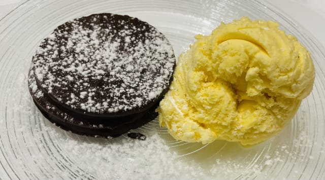 Alfajor con gelato alla vaniglia - Canaima cucina Venezuelana