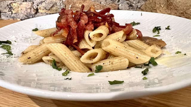 Penne con funghi porcini, tartufo nero e speck croccante - Magi