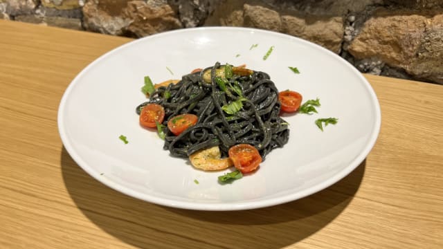 Tagliolini al nero di seppia con pesto di rucola e mazzancolle - Magi