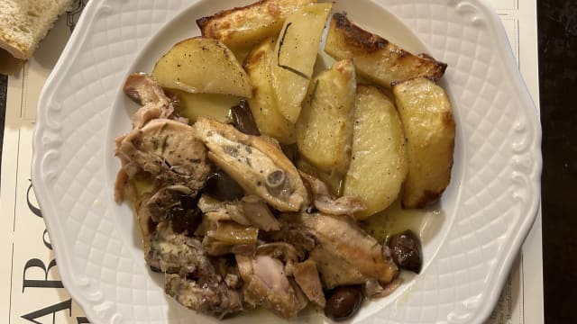 Coniglio al tegame con olive taggiasche e contorno di patate al forno - Osteria A Priori