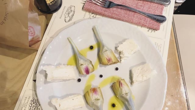 Formaggio caprino fresco da allevamento biodinamico con verdure grigliate al forno o carciofi (in base alla stagione, vegetariano) - Osteria A Priori