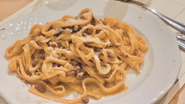 Tagliatelle tirate a mano al ragù bianco di chianina con piselli - Osteria A Priori