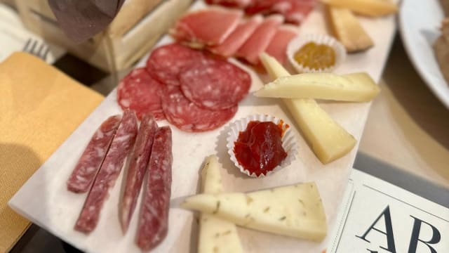 Tagliere a priori (salumi di maiale allevato allo stato semibrado e formaggi vaccini, caprini e pecorini) con confettura, miele e torta al testo - Osteria A Priori, Perugia