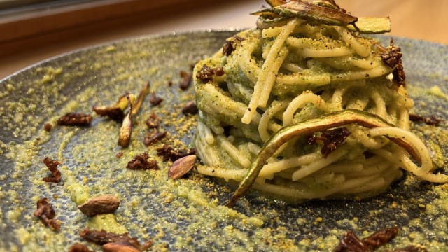 Spaghetti di Gragnano con pesto di zucchine, rucola e basilico, con sbriciolata di pistacchio di Bronte e pomodoro secco casereccio - Bocconissimo