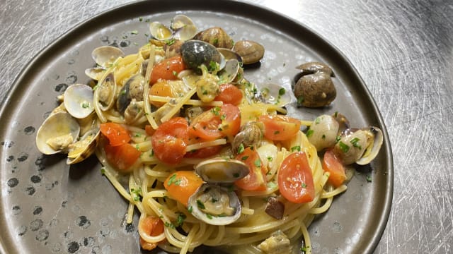 Spaghetti alle vongole - Enoteca Strozzi Ristorante