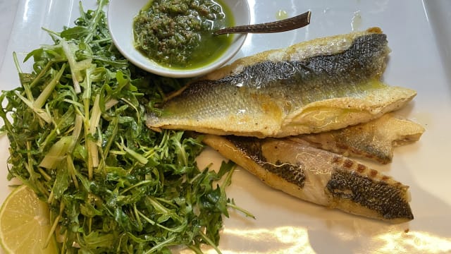 Filetto di spigola con insalata verde - Enoteca Strozzi Ristorante