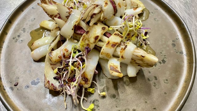 Calamaro alla griglia con radicchio trevigiano , olio e limone - Enoteca Strozzi Ristorante