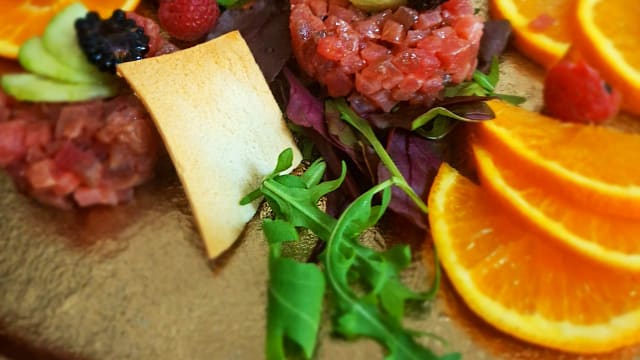 Il carpaccio di vitello marinato al limone con verdure primaverili e misticanza ai frutti di bosco  - Il Cavallino, Avellino