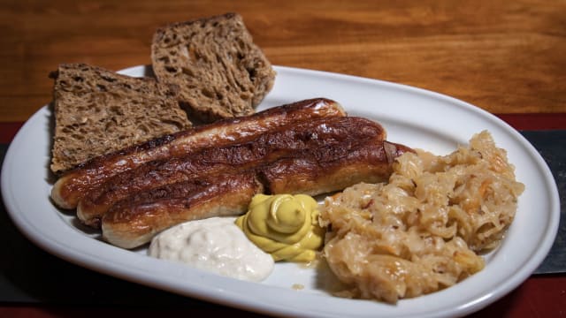 Salchicha bratwurst del bisabuelo karl, con chucrut - LEINERHAUS - La Casa de la gastromía alemana