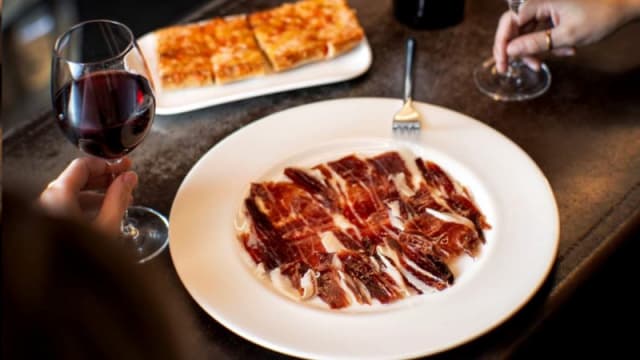 Jamón de bellota 100% cortado a cuchilo 60gr - Season Tapas Restaurante, Barcelona