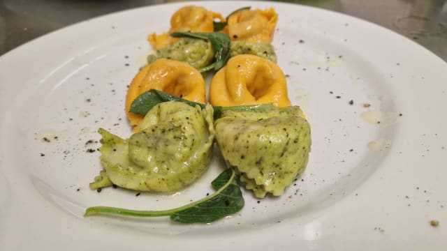 Pesto alla sorrentina di provola - Tiffany, Turin