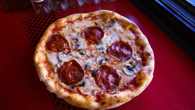 Pizza con salame piccante e funghi - Rodolfino since 1972, Stockholm