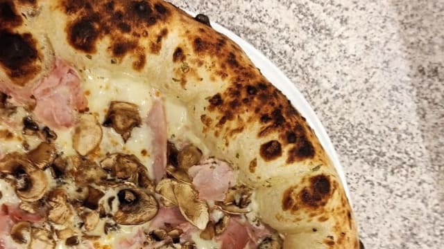 Romana (tomate, mozzarelle, jambon, champignons) - L'Auberge de la Couronne