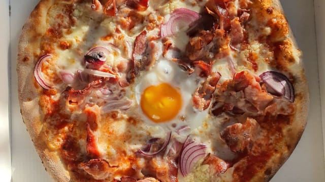 Dragula (tomate, mozzarella, lard, oignons, ail, oeuf) - L'Auberge de la Couronne