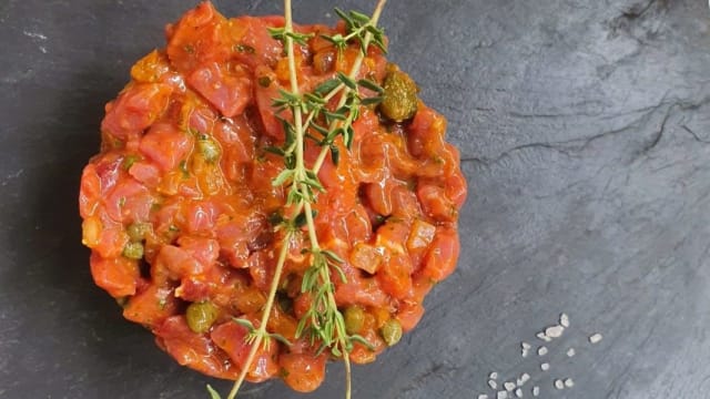 Tartare de boeuf traditionnel, coupé au couteau (200 gr), frites ou toasts - L'Auberge de la Couronne