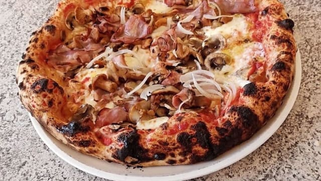 Du Chasseur (tomate, mozzarella, lard, champignons de Paris, mélange de champignons de bois, oignon) - L'Auberge de la Couronne