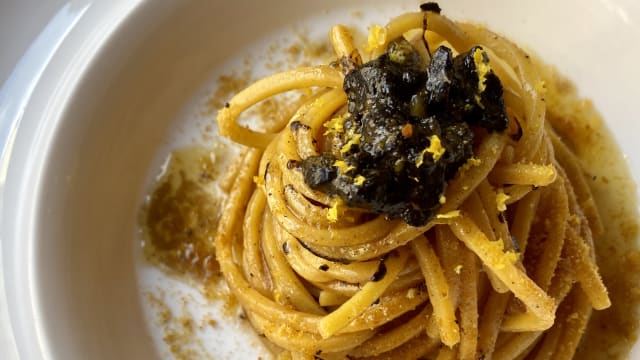 Lo spaghetto in nero - Raggiocorto Wine Restaurant