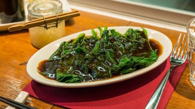 Spinaci Freschi Sbianchiti Accompagnati Da Salsa Di Ostriche - Pasta B, Milan