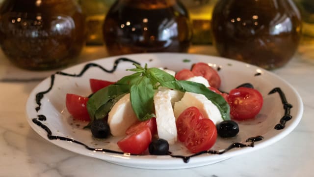 Insalata Caprese Con Mozzarella Di Bufala  - Piccolo Mondo, Amsterdam