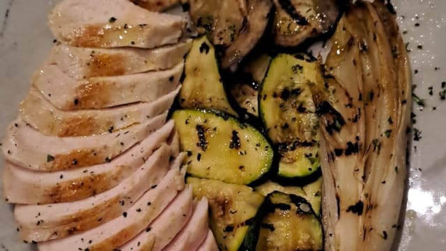 Petto di pollo scaloppato cotto a bassa temperatura con verdure alla griglia  - La Corte Bistrot by “UNA cucina”, San Donato Milanese