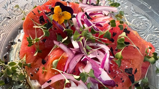 Tomate rosa de nuestra huerta con juliana de cebolla morada, sal maldón y aove - La Casa del Convento de Torrejón