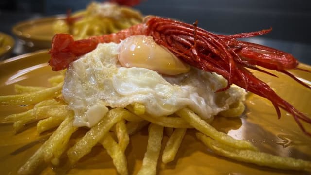 Huevos de nuestro corral con sus puntillitas y carabineros, sobre lecho de patatas fritas. 2 unidades.  - La Casa del Convento de Torrejón