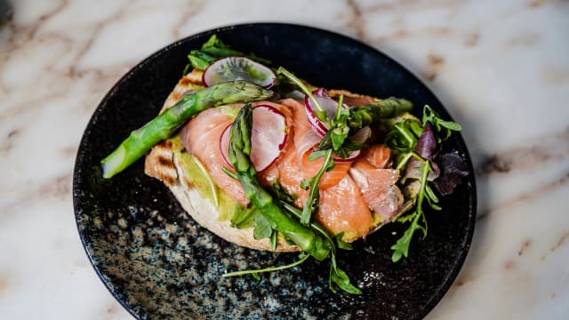 Lente toast met zalm - JAQ, Rotterdam