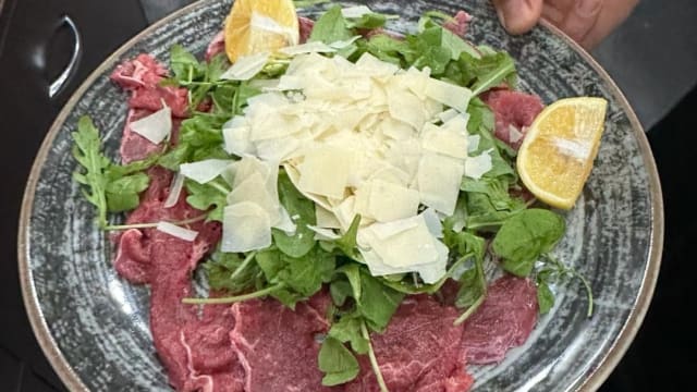 Carpaccio di manzo rucola e grana - Al Bocconcino