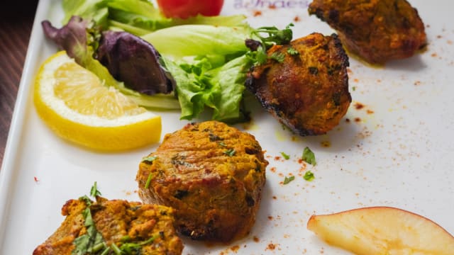 Gilafi mutton : fricassée d’agneau aux épices douces, enrobé de tomates, oignons, poivrons, saisi au tandoor - Aux Indes