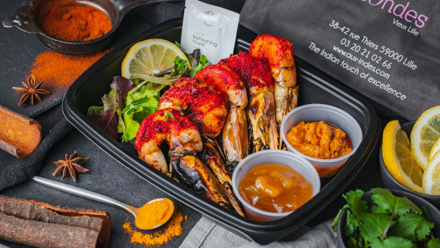 Jhinga tandoori : pléiade de gambas personnalisée à la crème de noix de cajou, oignons rouges, ail, cuit au tandoor - Aux Indes