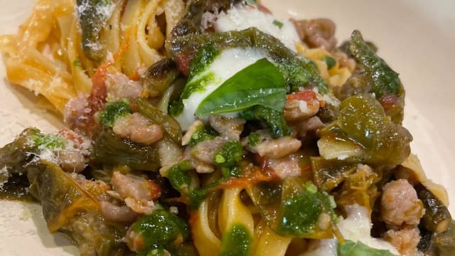 Fettuccella salsiccia e peperoncini verdi con crema di basilico - La Tradizione, Portici