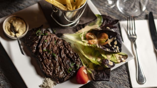 Bavette d'aloyau, frites maison - La Casa, Rueil-Malmaison