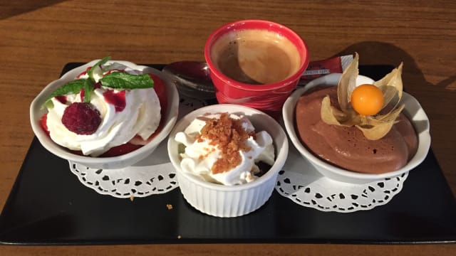 Le Café gourmand et son assortiment de petites gourmandises. - La Chalosse, Guyancourt